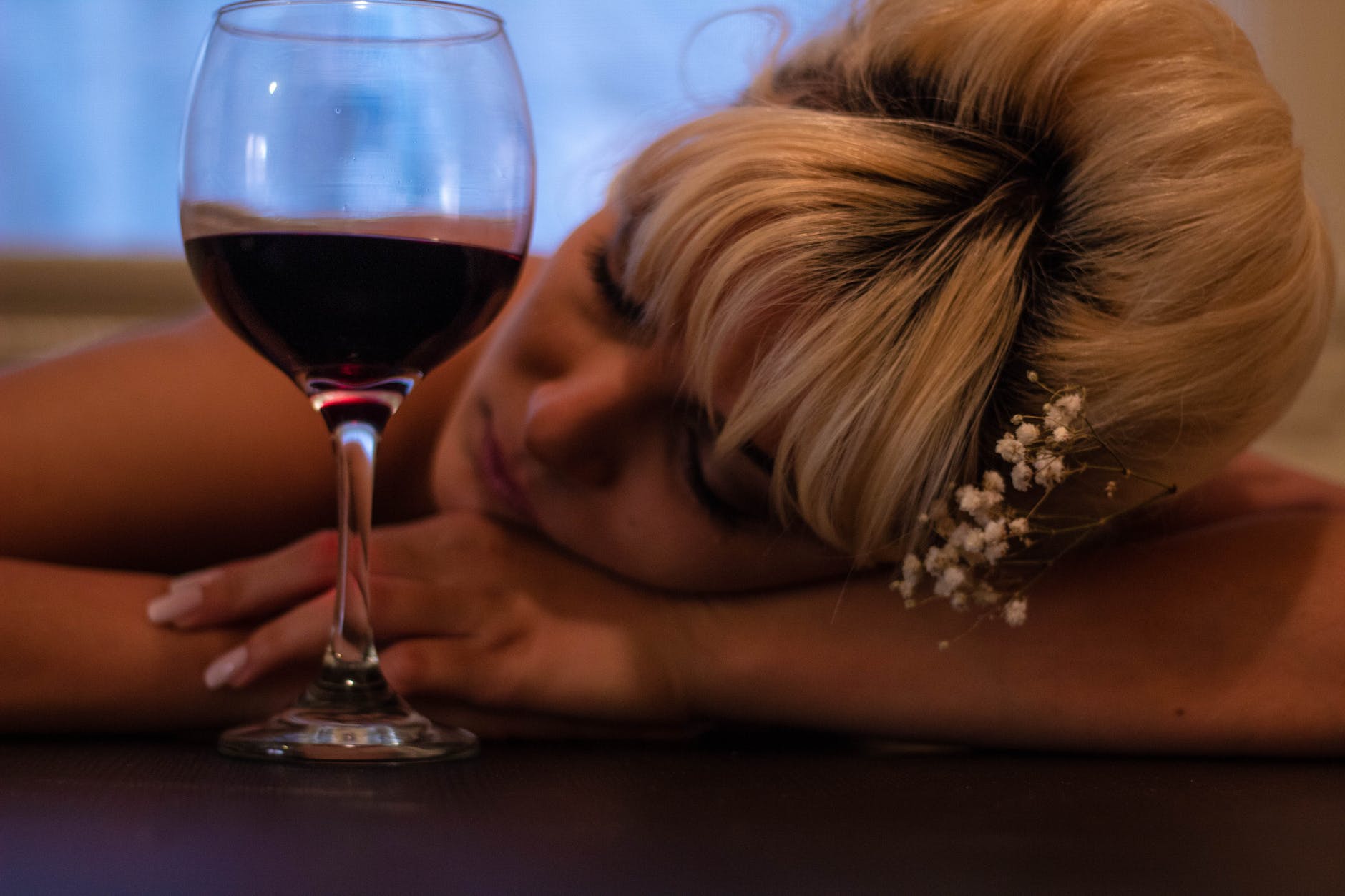 does alcohol cause sleeping problems